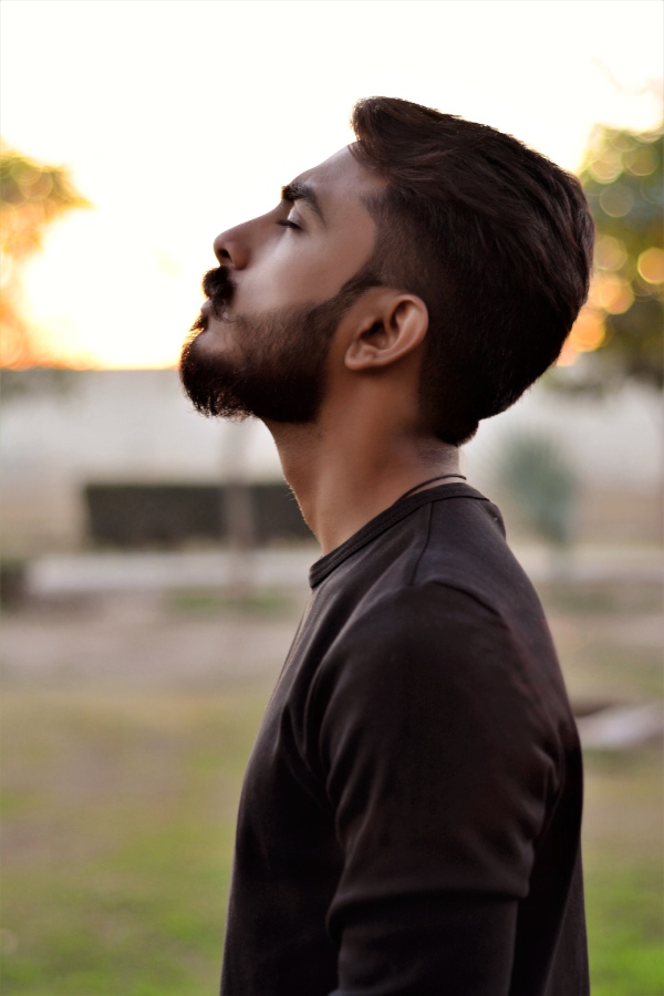 pexels-khalifa-waleed-761115 900px